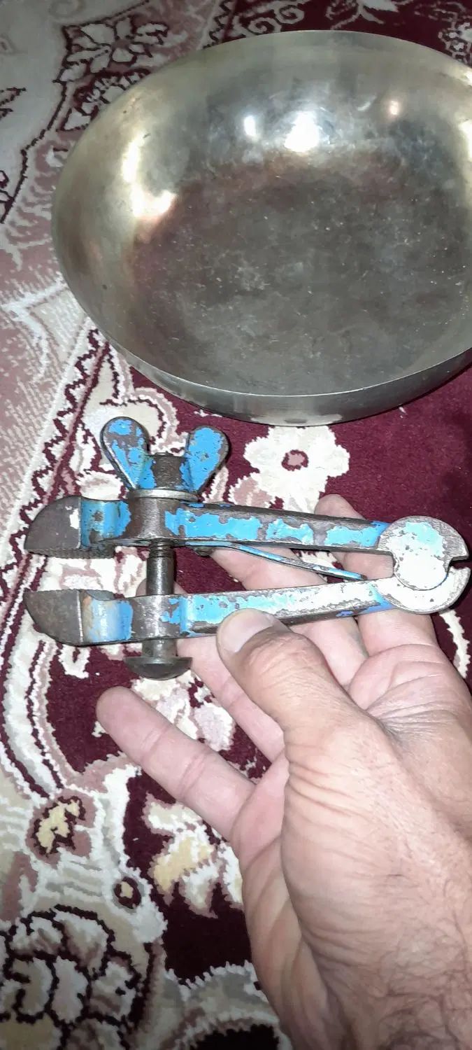 کاسه قدیمی ورشو و گیره دستی فولادی قدیمی|کلکسیون و سرگرمی|رباط‌کریم, الارد|دیوار