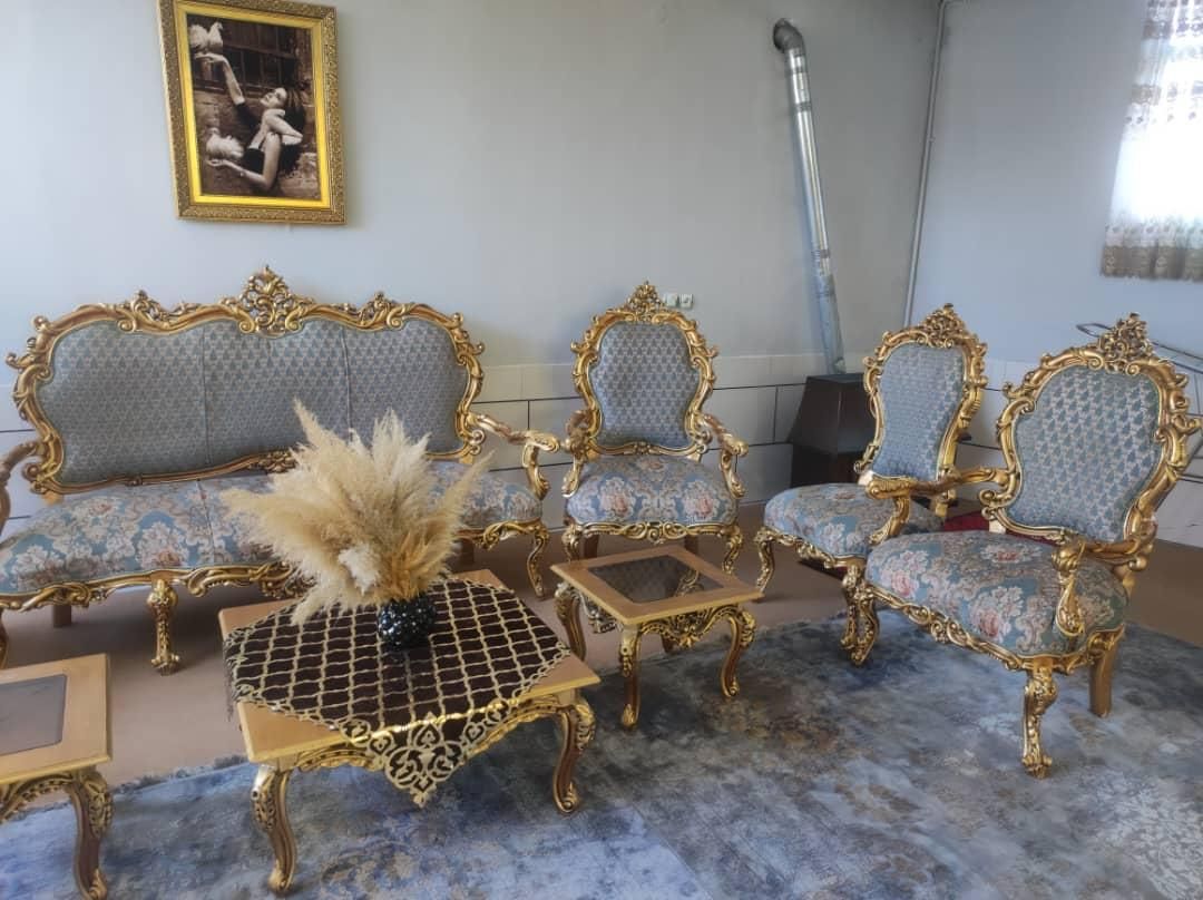 دو دست مبل راحتی و سلطنتی|مبلمان خانگی و میز عسلی|فولادشهر, A2|دیوار