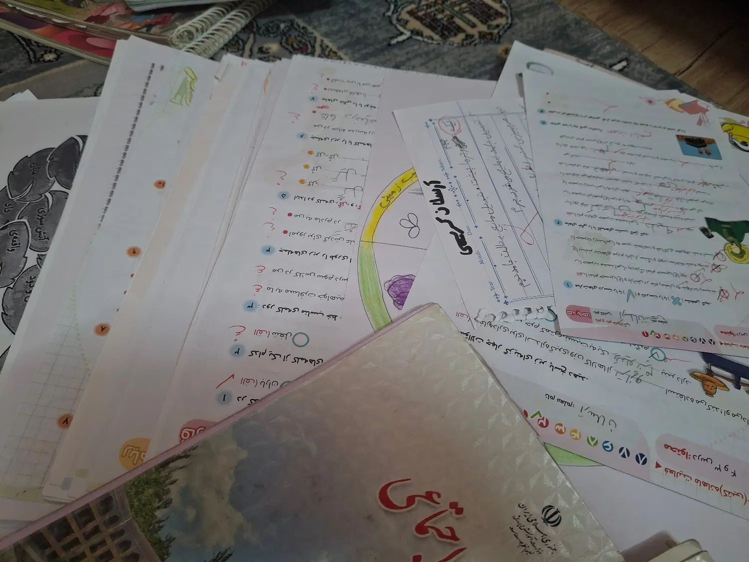 کتاب کلاس سوم با جزوه های زیاد|کتاب و مجله آموزشی|تهران, قیام|دیوار