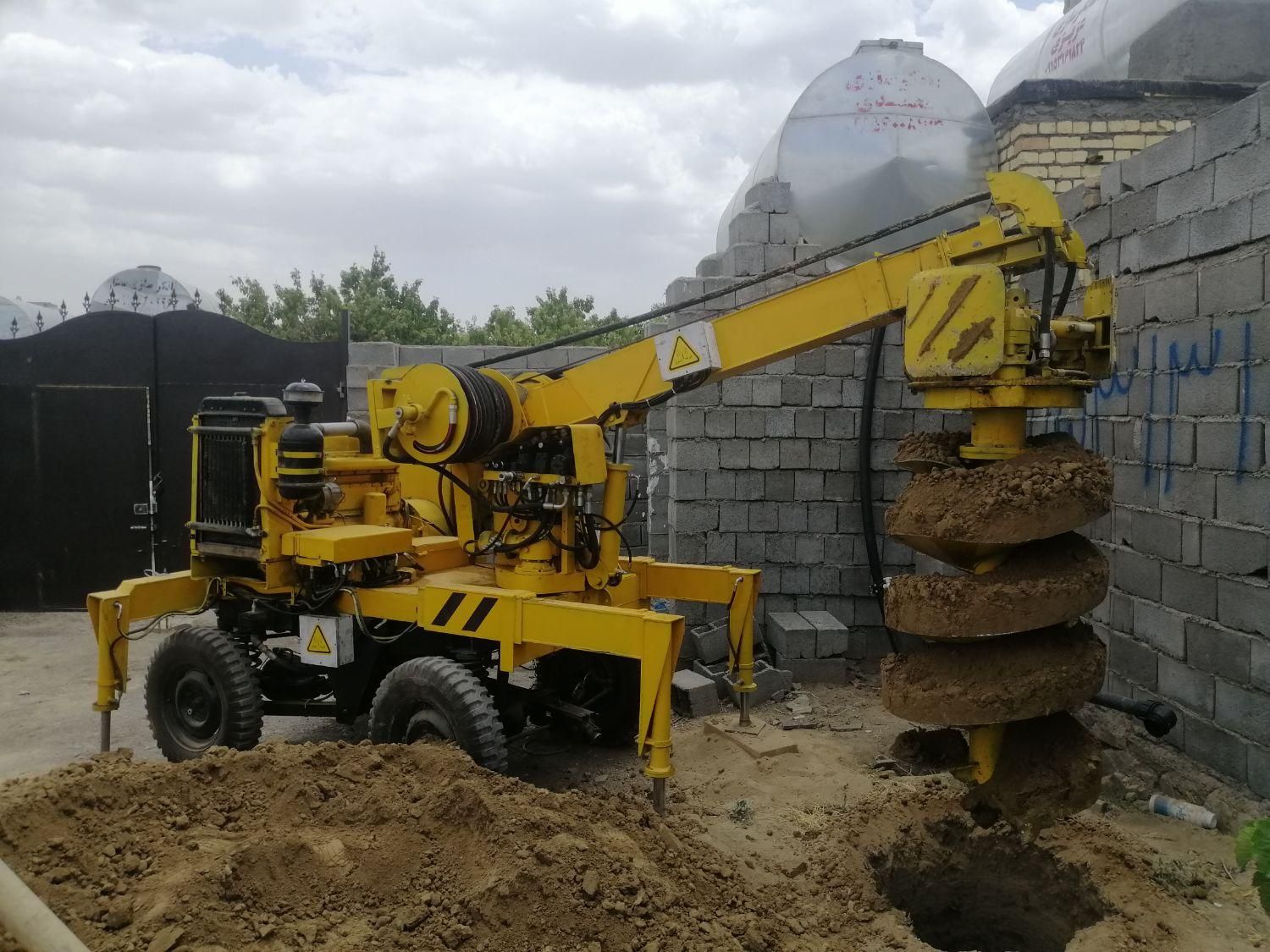 دستگاه چاه کن. حفر چاه فاضلاب با دستگاه حفاری|خدمات پیشه و مهارت|مشهد, امیریه|دیوار