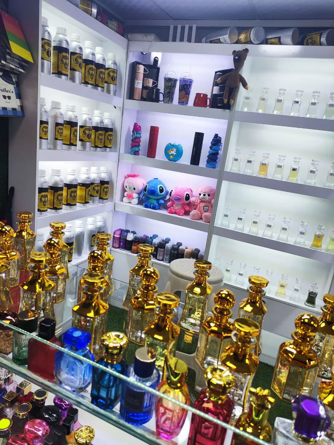 استخدام فروشنده عطر و ادکلن (خانم و اقا)|استخدام بازاریابی و فروش|تهران, مولوی|دیوار