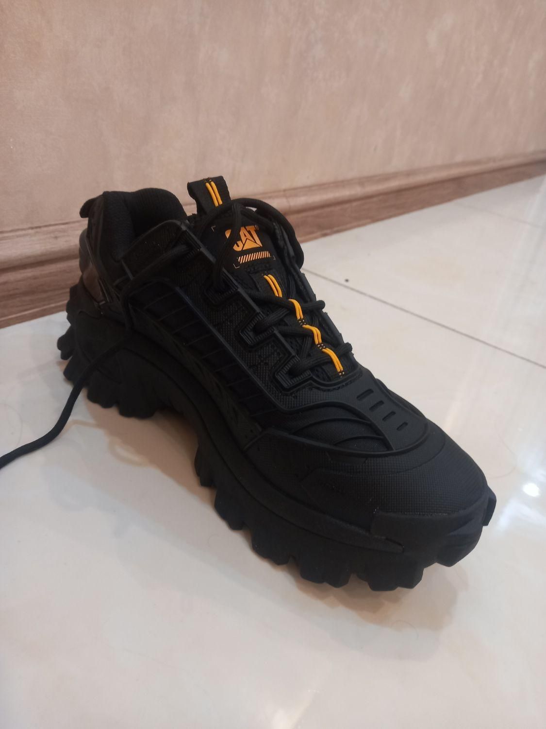 کفش کت اصل|کیف، کفش، کمربند|شیراز, بعثت|دیوار