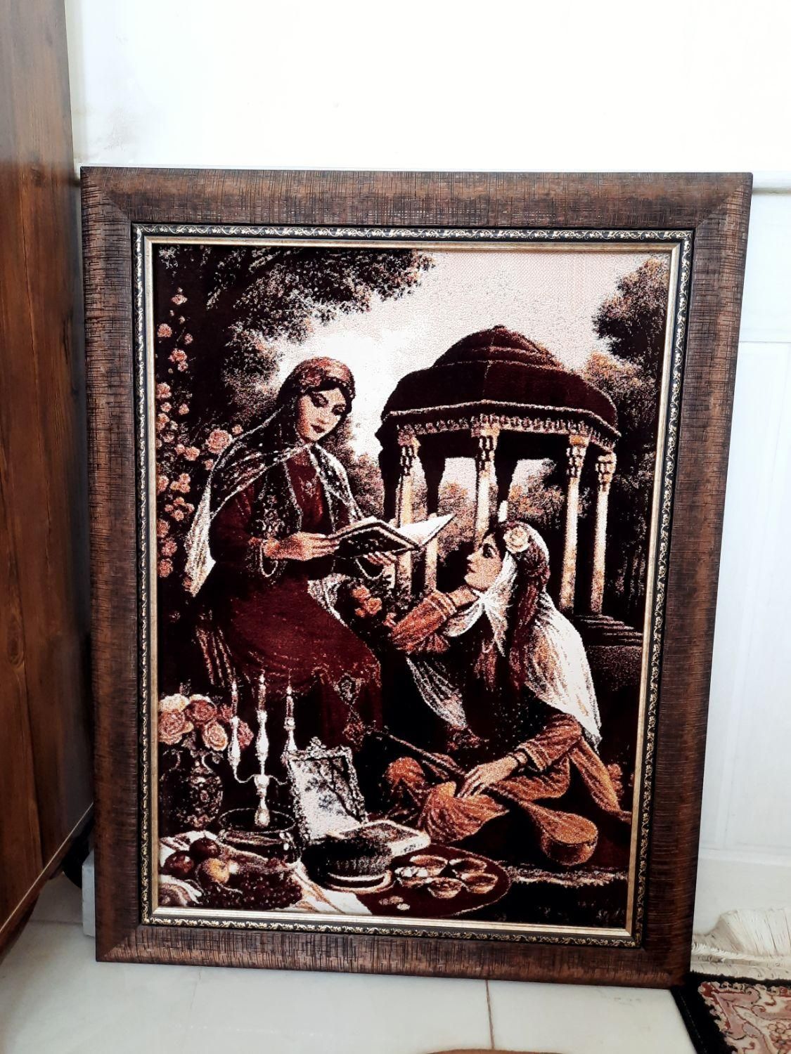 یک عدد تابلوفرش ماشینی۱۲۰۰شانه ویک عددمیزعسلی تاشو|تابلو فرش|کاشان, فین بزرگ|دیوار