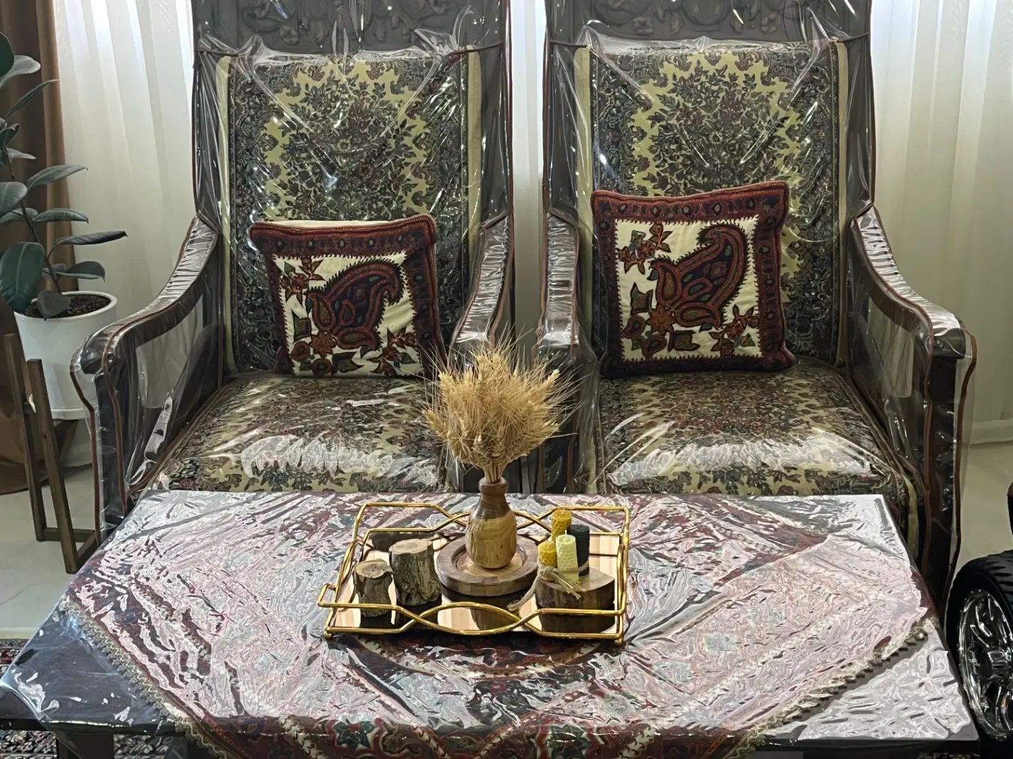 ست مبلمان ۶ نفره قالی کرم و میز صندلی ۴ نفره|مبلمان خانگی و میز عسلی|کرمان, |دیوار