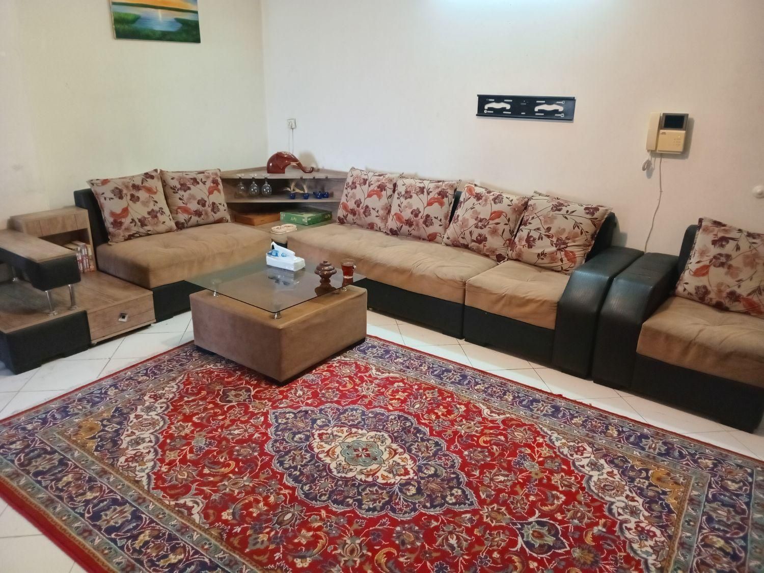 مبل ال ۷ نفره به همراه پاف و میز و لوازم دیگر|مبلمان خانگی و میز عسلی|تهران, کوی فردوس|دیوار