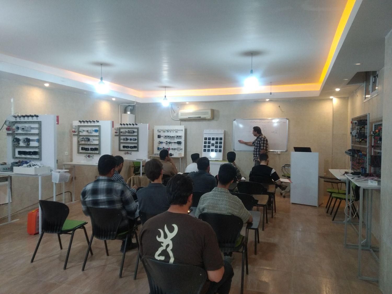 برق ساختمان صنعتی هوشمندسازی،پی ال سی خورشیدی|خدمات آموزشی|اصفهان, باغ زیار|دیوار