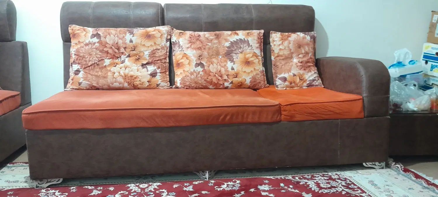 فروش مبل ۶نفری با میز عسلی چرمی. باتشک مخملی|مبلمان خانگی و میز عسلی|رشت, کوی بیانی|دیوار