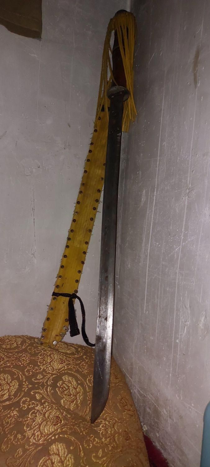 شمشیر سالم بدون زنگ زدگی و همراه رو پوش|کلکسیون اشیاء عتیقه|دلند, |دیوار