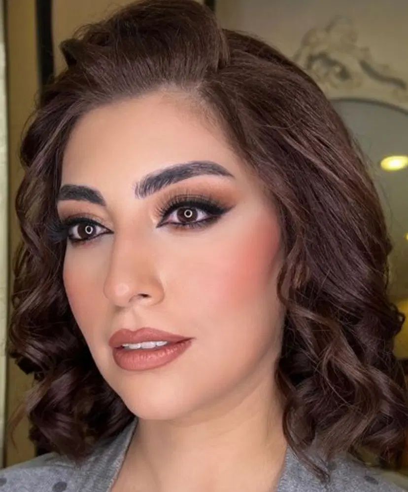 خدمات میکاپ و شینیون ۹۰۰ / آموزش میکاپ ۴/۷۰۰|خدمات آرایشگری و زیبایی|کرمان, |دیوار
