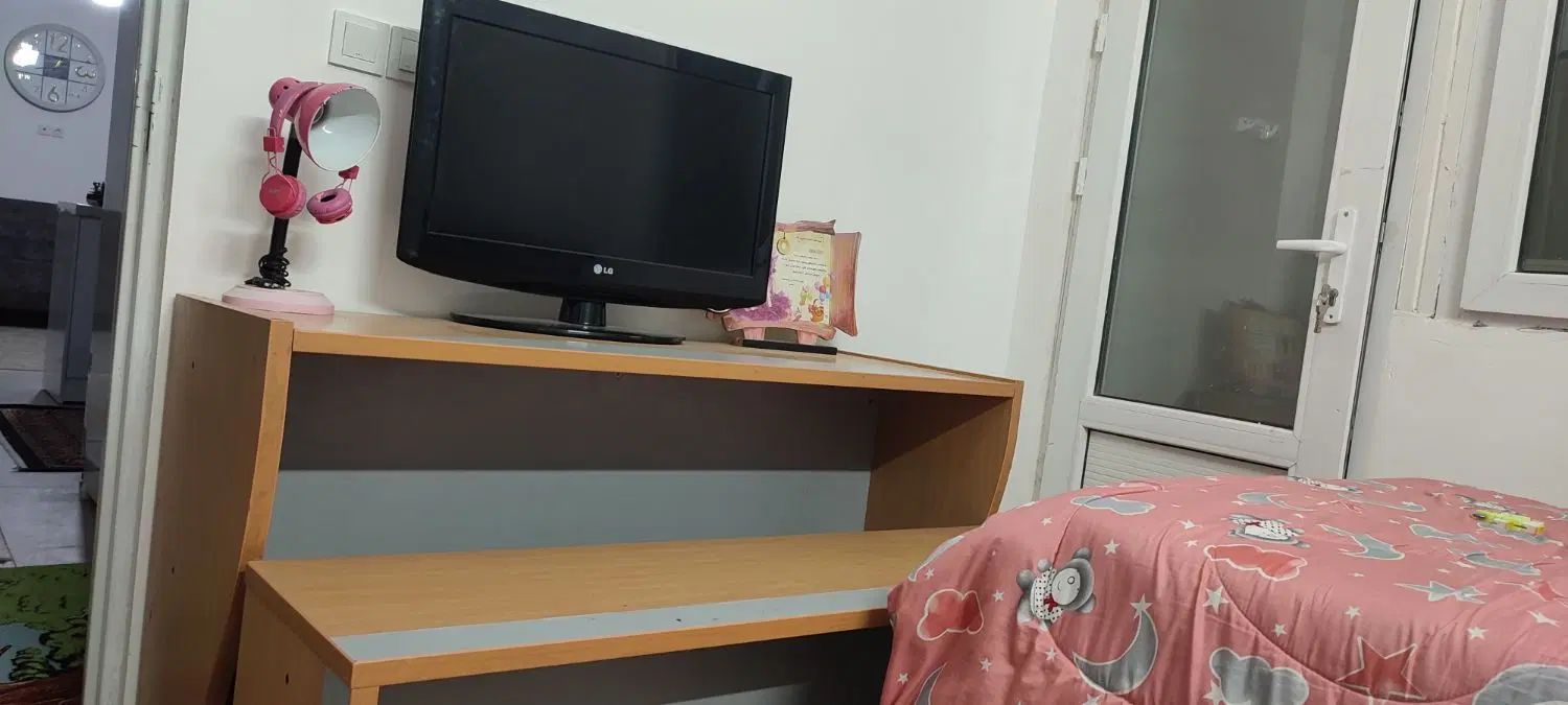 میز تحریر یا کامپیوتر|میز تحریر و کامپیوتر|گلبهار, شهر جدید گلبهار|دیوار