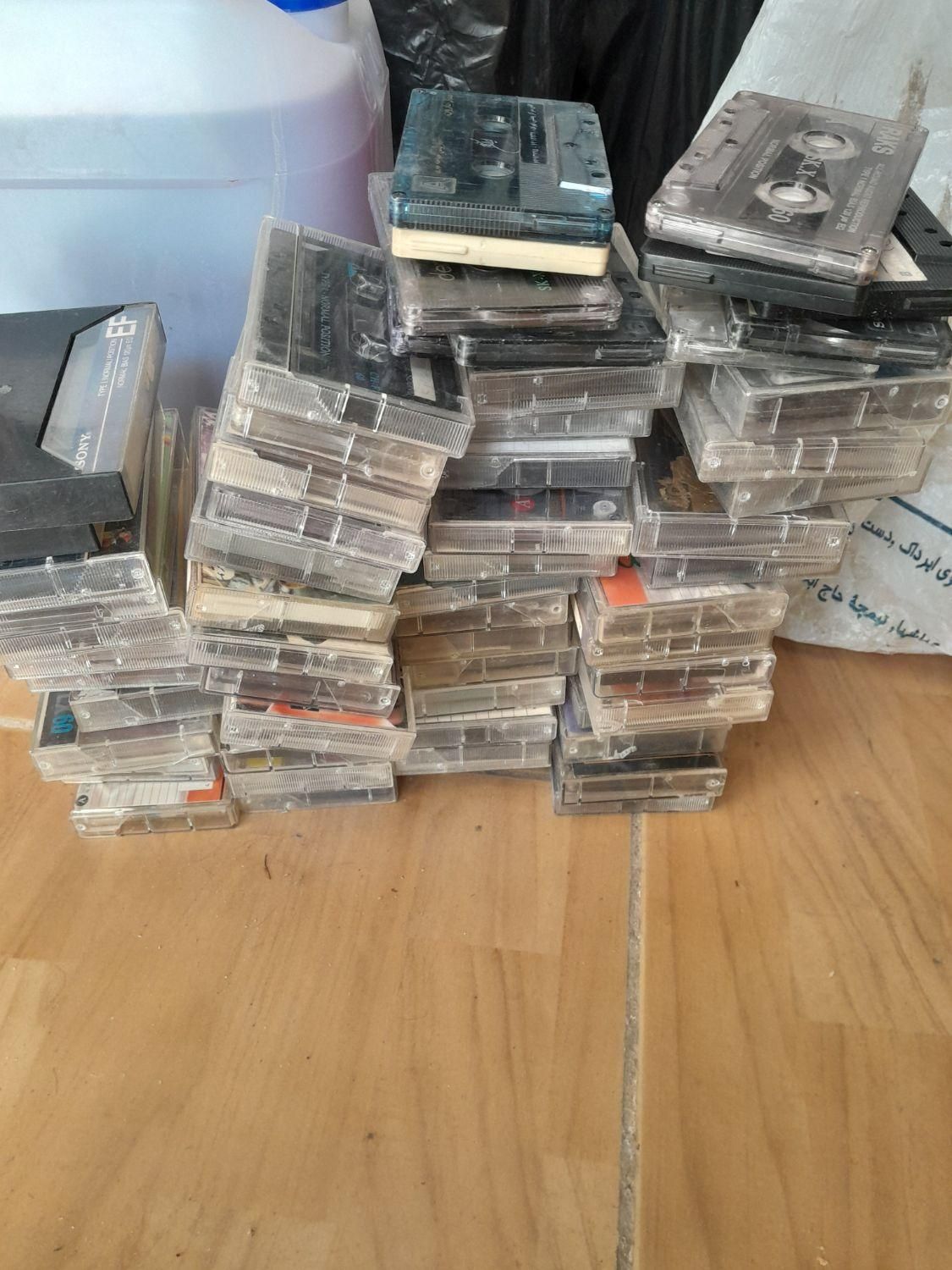 تعدادی نوار کاست وسی دی ودستگاه سی دی|سیستم صوتی خانگی|اصفهان, قائمیه|دیوار