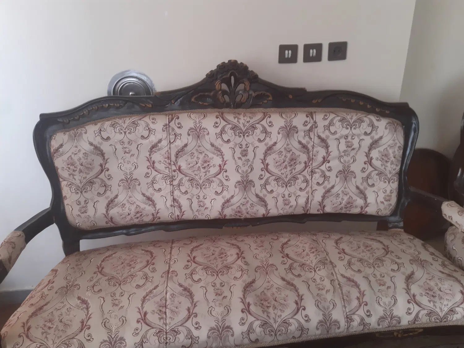 مبل سلطنتی ۹ نفره چوب گردو در حد نو همراه با میز|مبلمان خانگی و میز عسلی|کاشان, دشت چال|دیوار