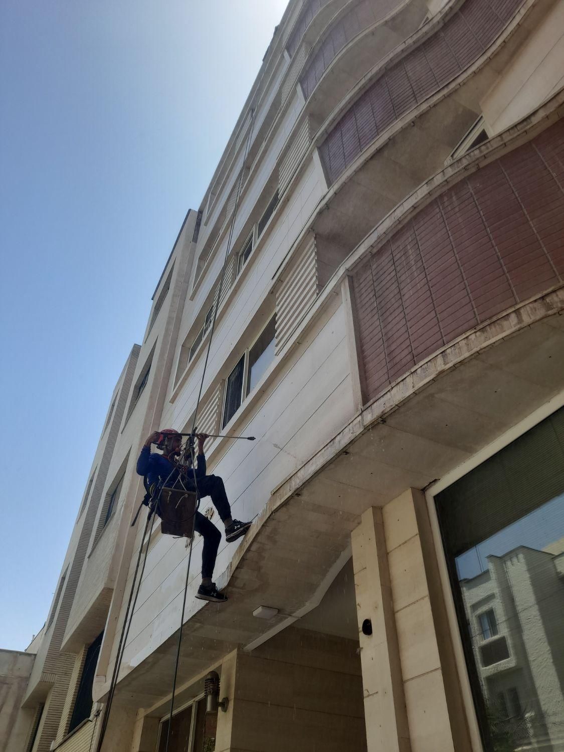 شستشو نما ساختمان شستشو شیشه با طناب|خدمات نظافت|شیراز, ابیوردی|دیوار