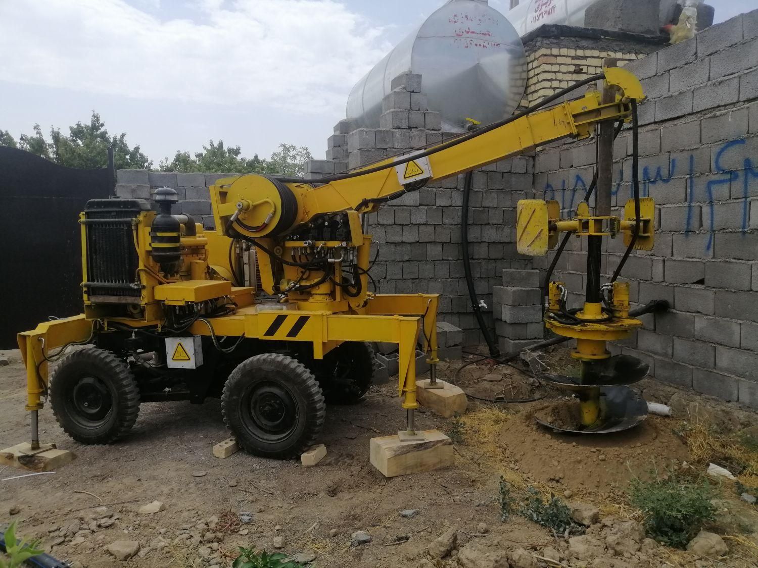 دستگاه چاه کن. حفر چاه فاضلاب با دستگاه حفاری|خدمات پیشه و مهارت|مشهد, امیریه|دیوار