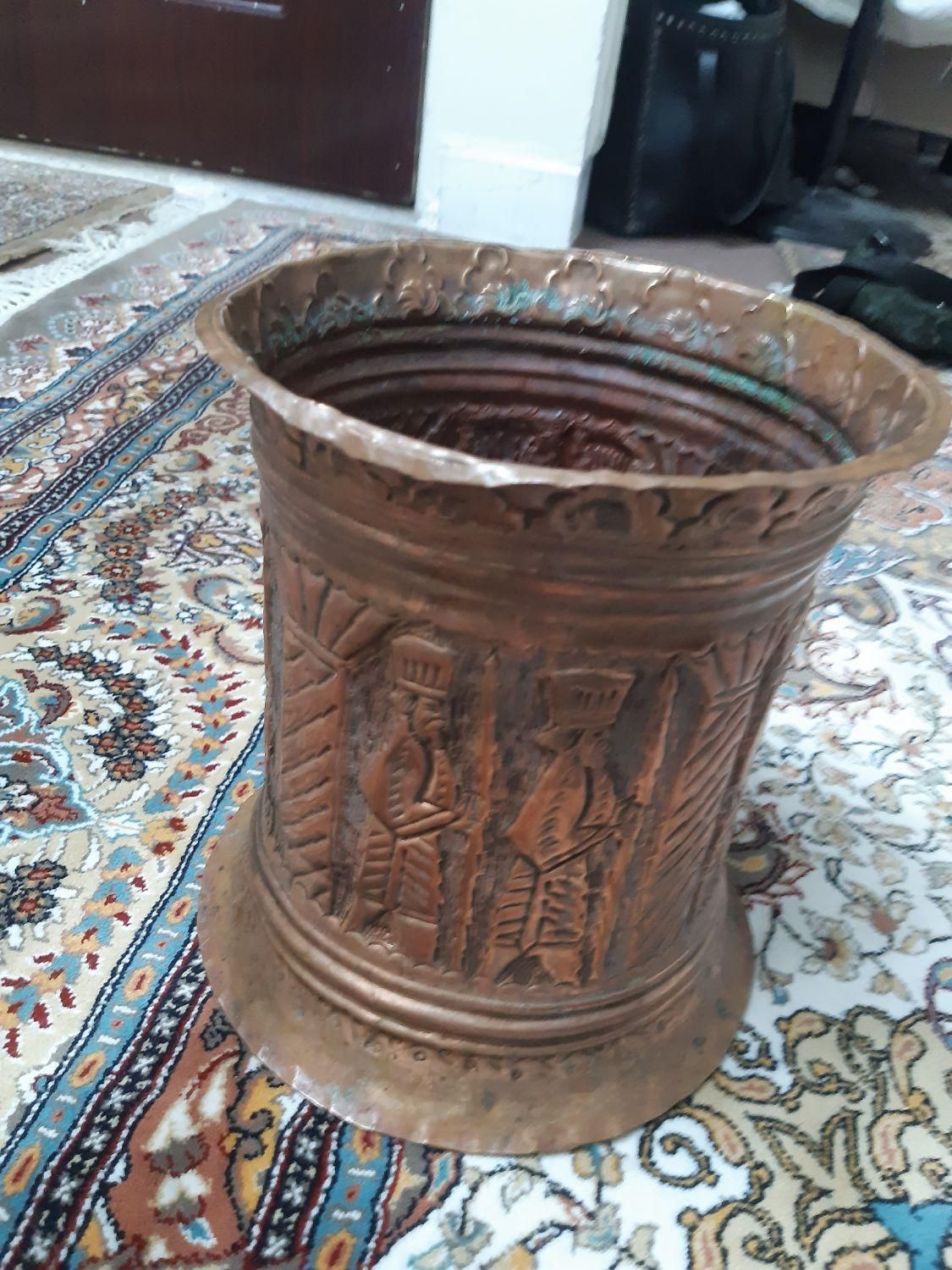سطل مسی با قلم کاری هخامنش|کلکسیون اشیاء عتیقه|تهران, افسریه|دیوار
