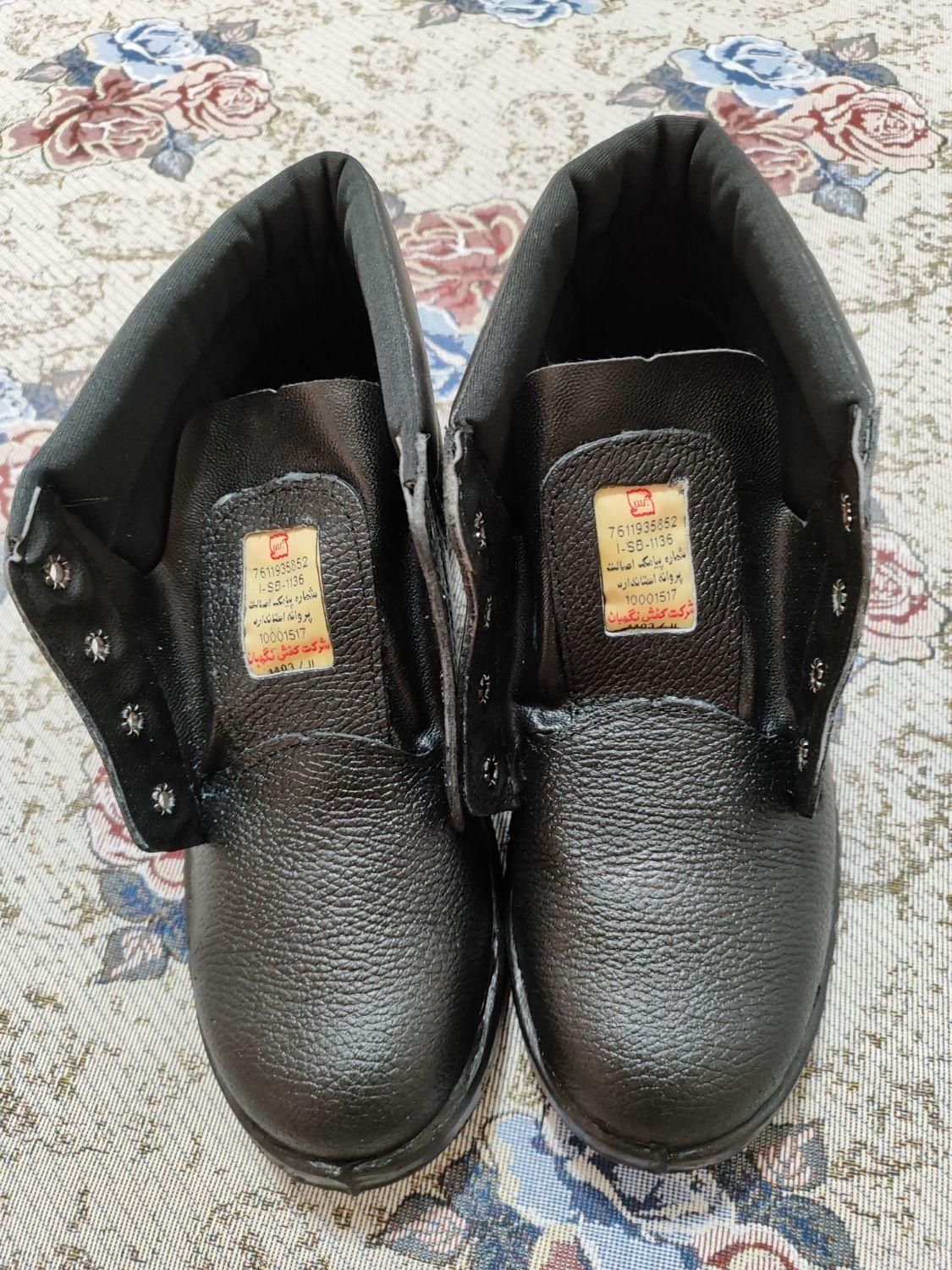 کفش ایمنی یا کفش کار|کیف، کفش، کمربند|فولادشهر, ورزشگاه فولادشهر|دیوار