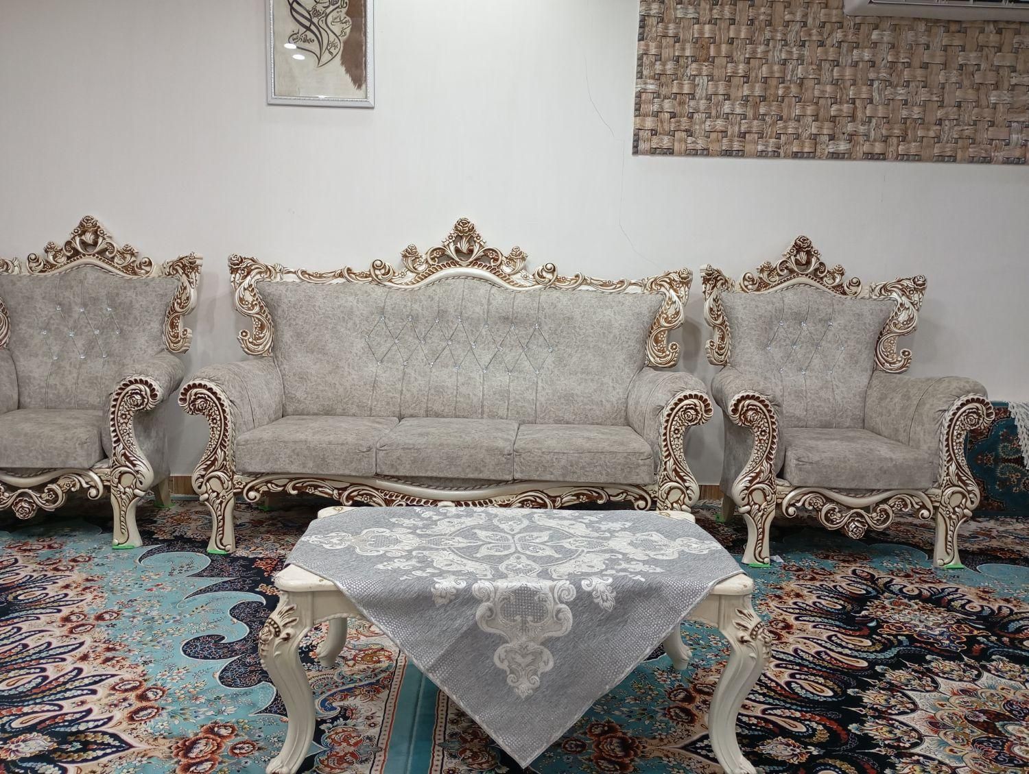 مبلمان سلطنتی سالم وتمیزدارای دومیزعسلی|مبلمان خانگی و میز عسلی|محمدشهر, علی آباد گونه|دیوار