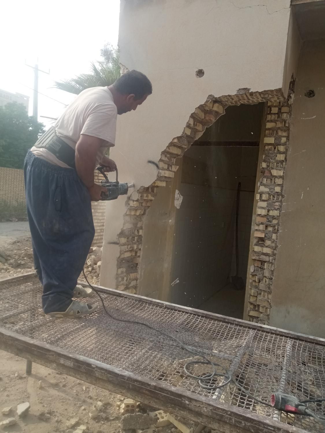 تخریب وانواع تخریب انجام میدهیم|خدمات پیشه و مهارت|آبادان, |دیوار