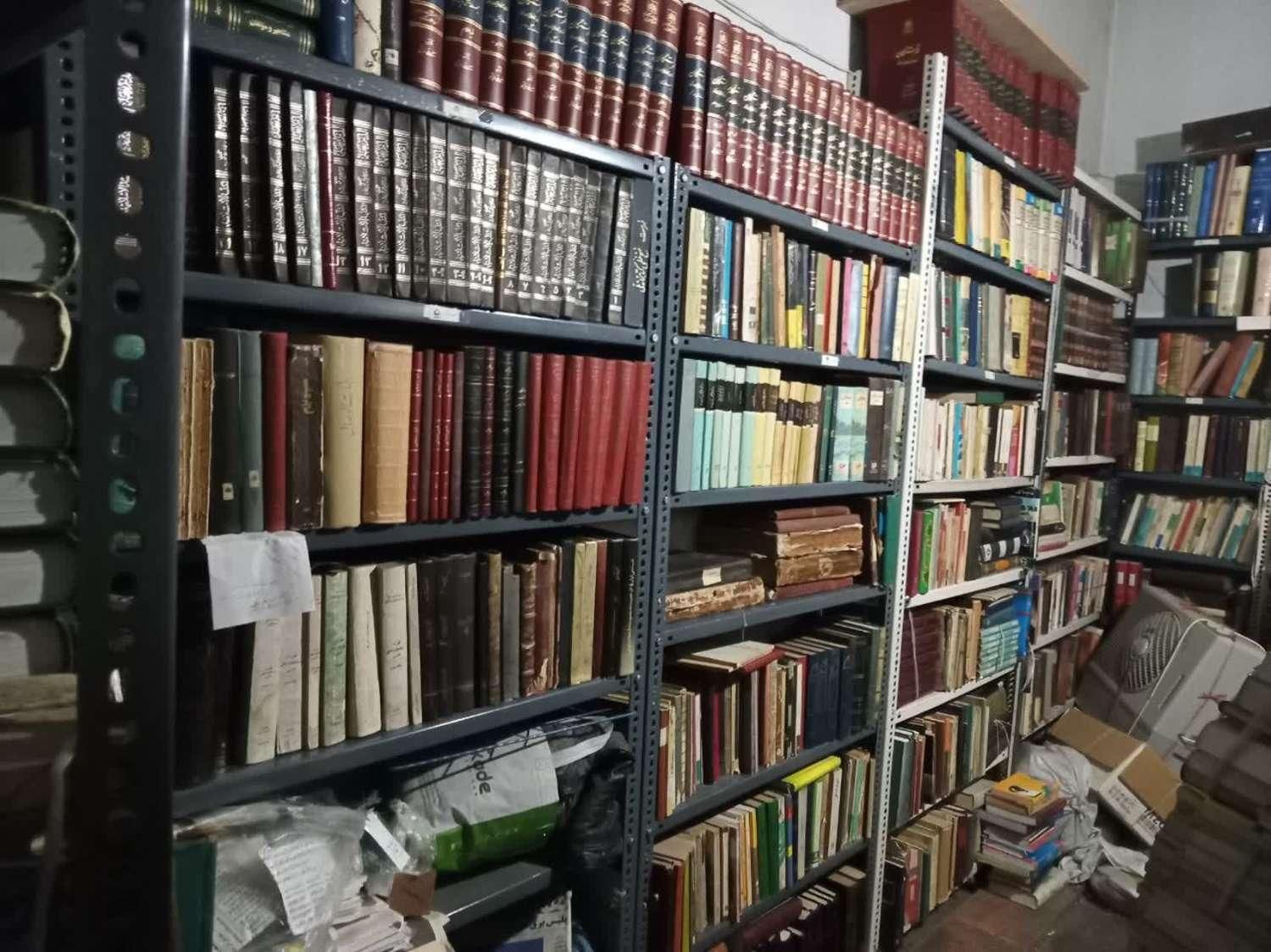 فروش یک مجموعه کتاب و کتابخانه شخصی در ح 50 هزار ج|کتاب و مجله تاریخی|تهران, فلسطین (میدان انقلاب)|دیوار