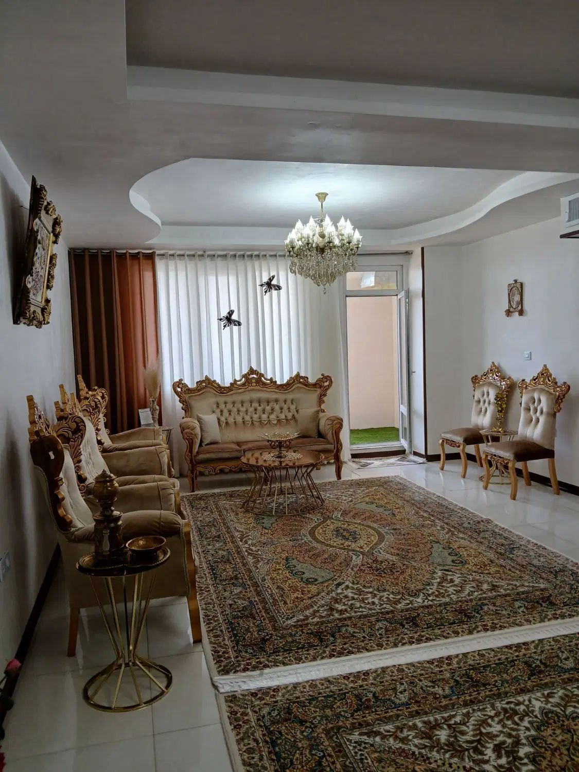 مبل ۹ نفره سالم  با یه تابلو از نمایشگاه تماس نگیر|مبلمان خانگی و میز عسلی|کرج, کمال‌شهر|دیوار
