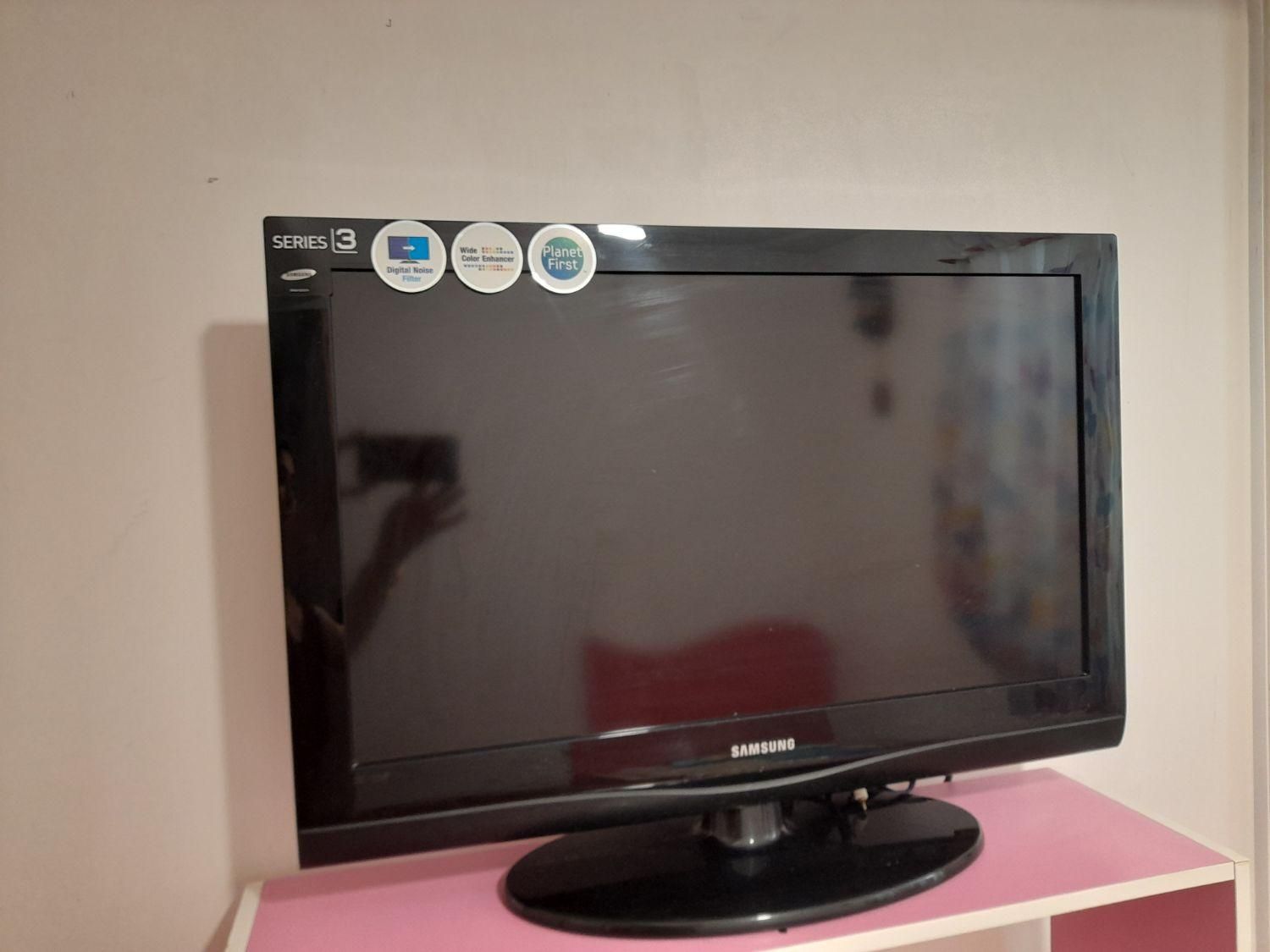 ال سی دی ۳۲ اینچ در حد اک|تلویزیون و پروژکتور|ایلام, |دیوار