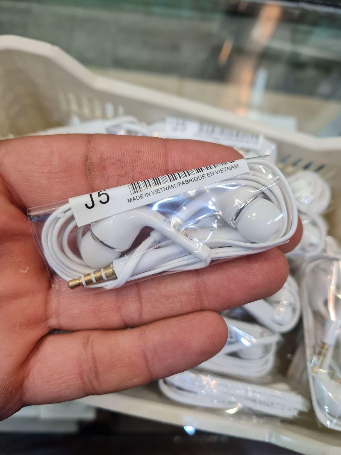 هندزفری j5 سفید میکروفن دار|لوازم جانبی موبایل و تبلت|اصفهان, شاهزید|دیوار