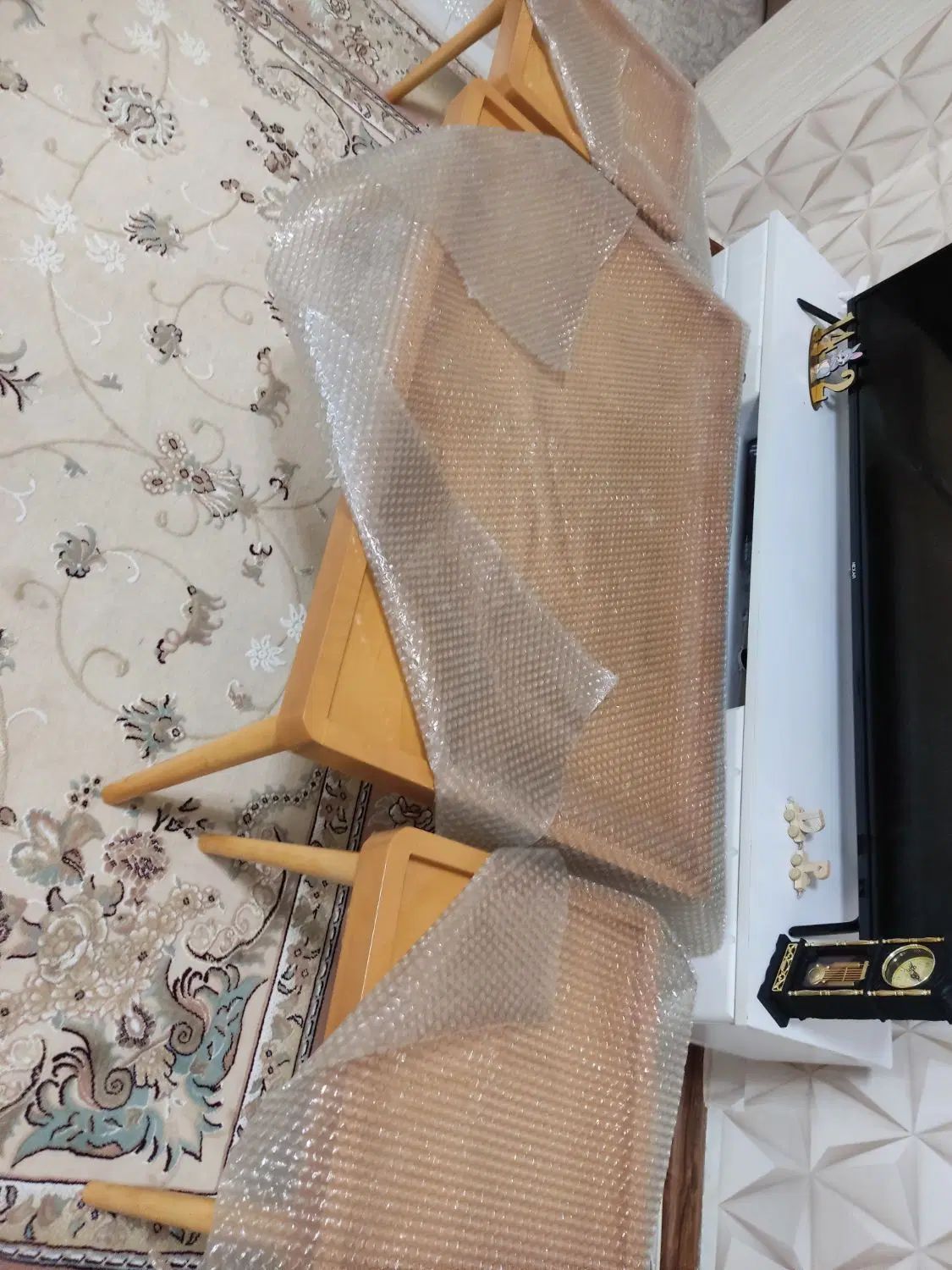 جلو مبلی لبه دار و۲ عدد عسلی لبه دار کار چوب هستش|مبلمان خانگی و میز عسلی|صفادشت, |دیوار