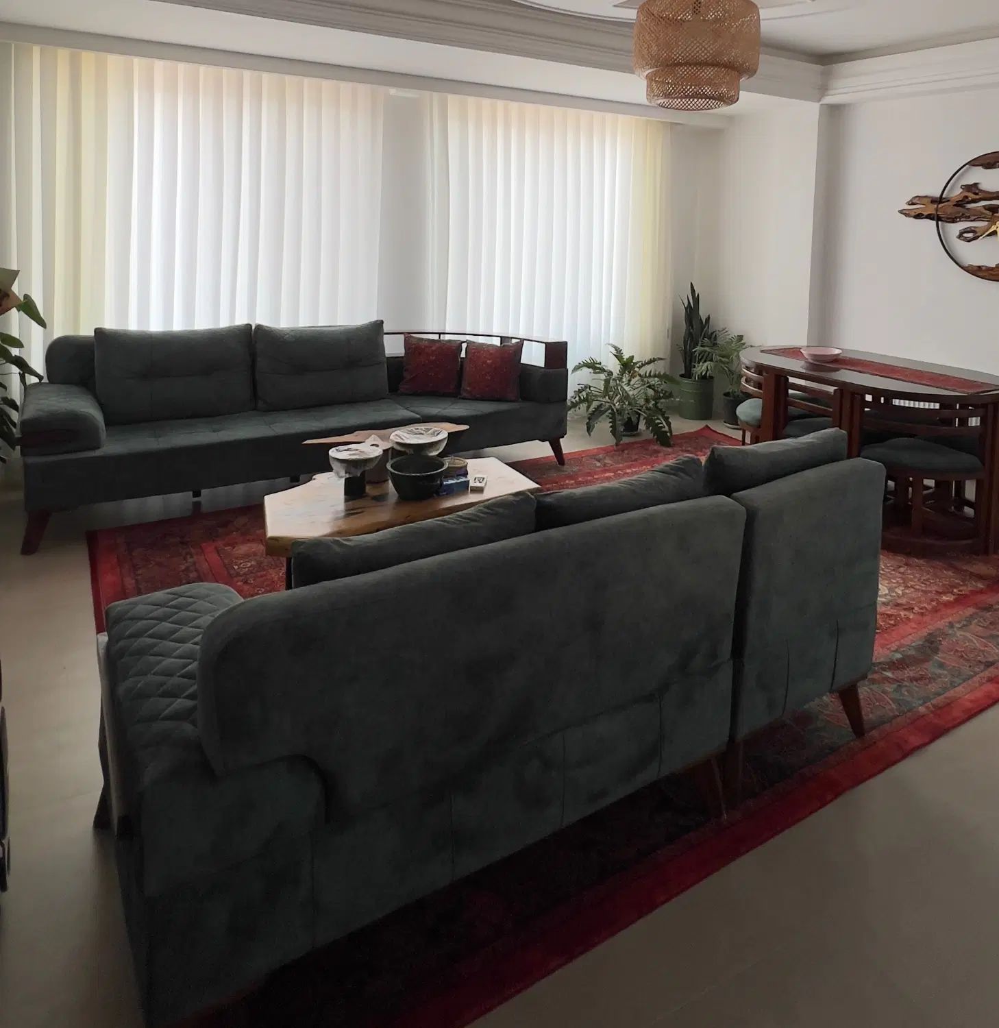 مبل ال ۷نفره رنگش سبزه به همراه دوعدد میز وسط چوبی|مبلمان خانگی و میز عسلی|تنکابن, |دیوار