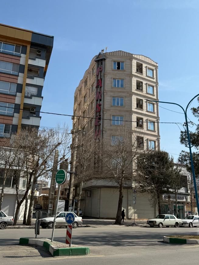 واحد ۶۷ متری اداری تجاری بر اصلی خ تختی|فروش آپارتمان|بروجرد, |دیوار