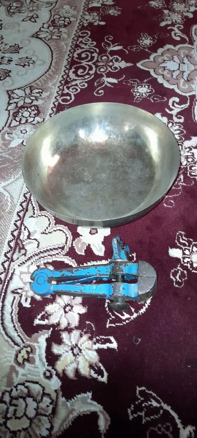 کاسه قدیمی ورشو و گیره دستی فولادی قدیمی|کلکسیون و سرگرمی|رباط‌کریم, الارد|دیوار
