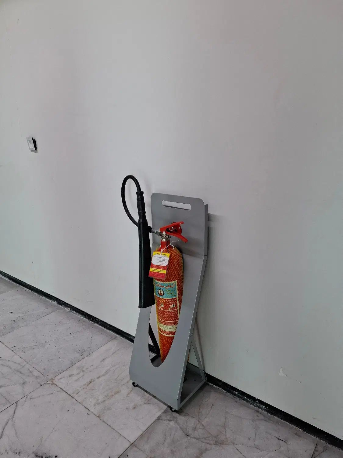 استند چرخ‌دار کپسول آتش‌نشانی CO2 شش کیلویی|ابزارآلات|تهران, دانشگاه شریف|دیوار