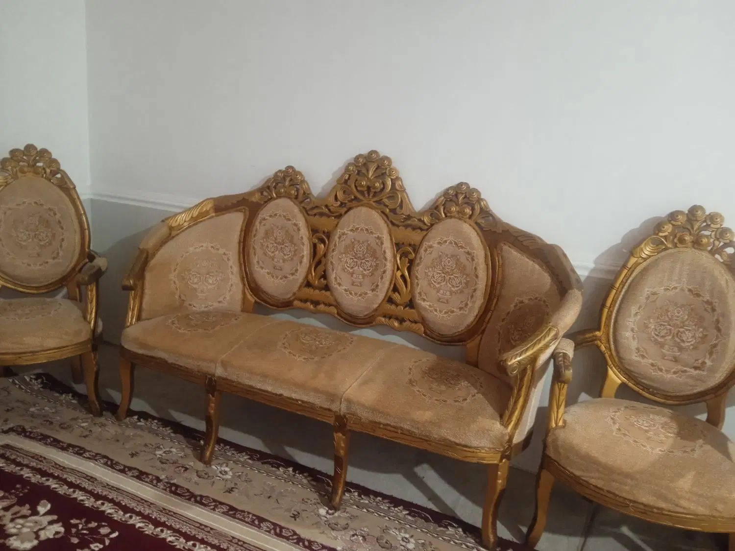 مبل سلطنتی سالم بفروش می رسد هفت نفره به قیمت 800|مبلمان خانگی و میز عسلی|بندر امام خمینی, |دیوار