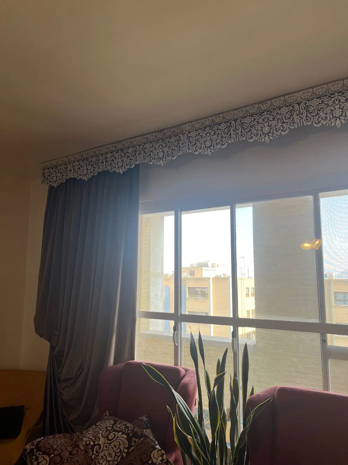 تاج پرده سبک کلاسیک شیری شکلاتی کاملا سالم|پرده، رانر، رومیزی|اصفهان, سپاهان‌شهر|دیوار
