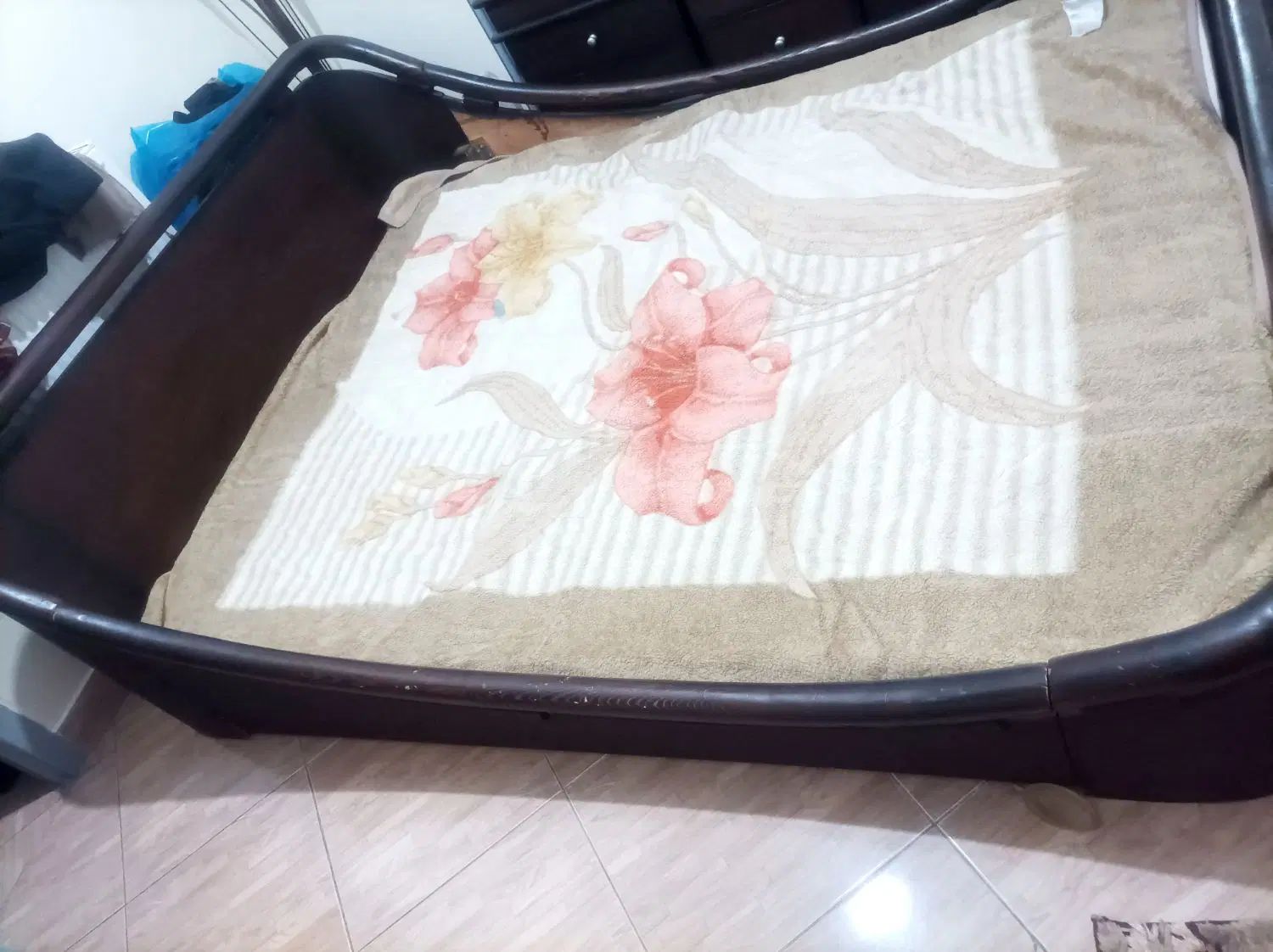 تخت دو نفره به همراه تشک و میز آرایش|تخت و سرویس خواب|تهران, شکوفه (عبدل آباد)|دیوار