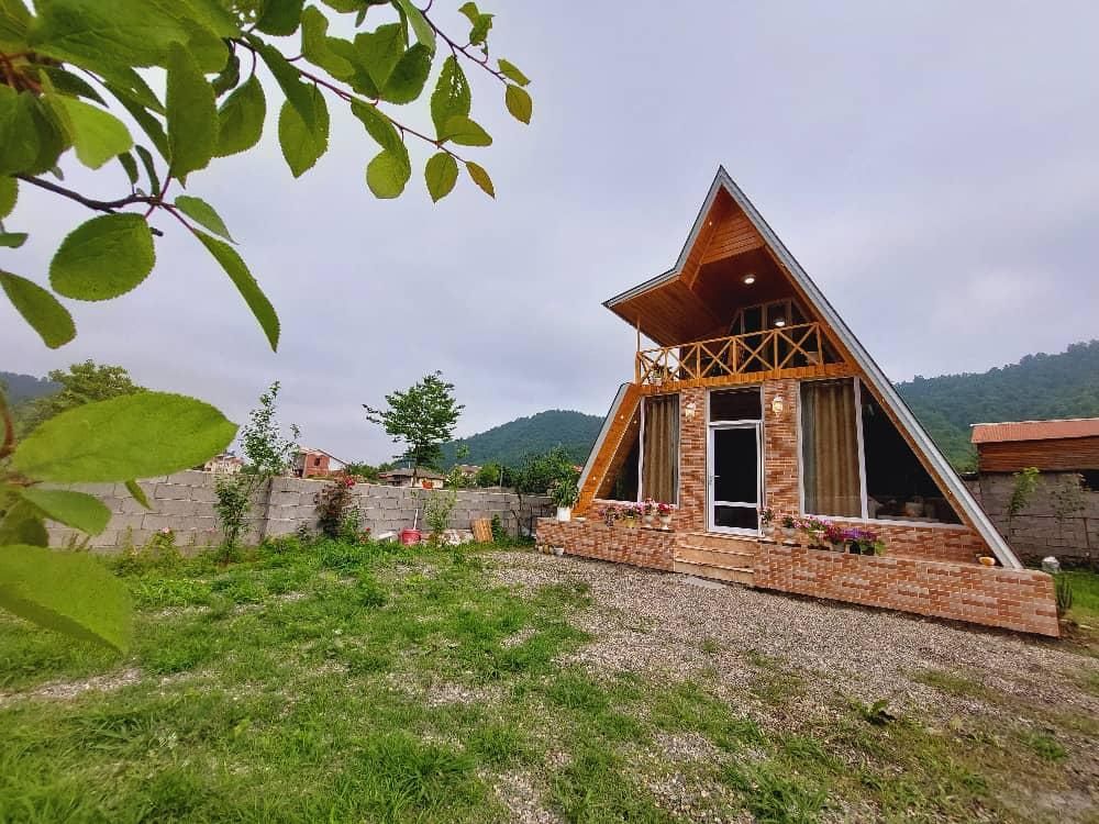 کلبه چوبی تراس دار در جاده اسالم لب رودخانه دربستی|اجارهٔ کوتاه‌مدت ویلا و باغ|اسالم, |دیوار