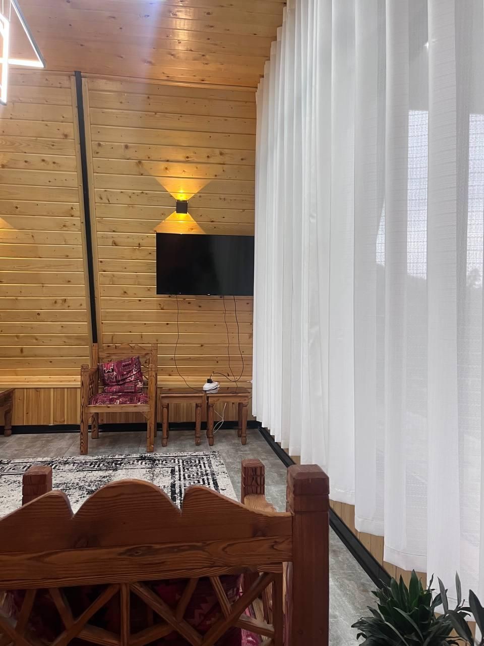 کلبه سوئیسی جنگلی|اجارهٔ کوتاهمدت ویلا و باغ|لاهیجان, آهندان|دیوار