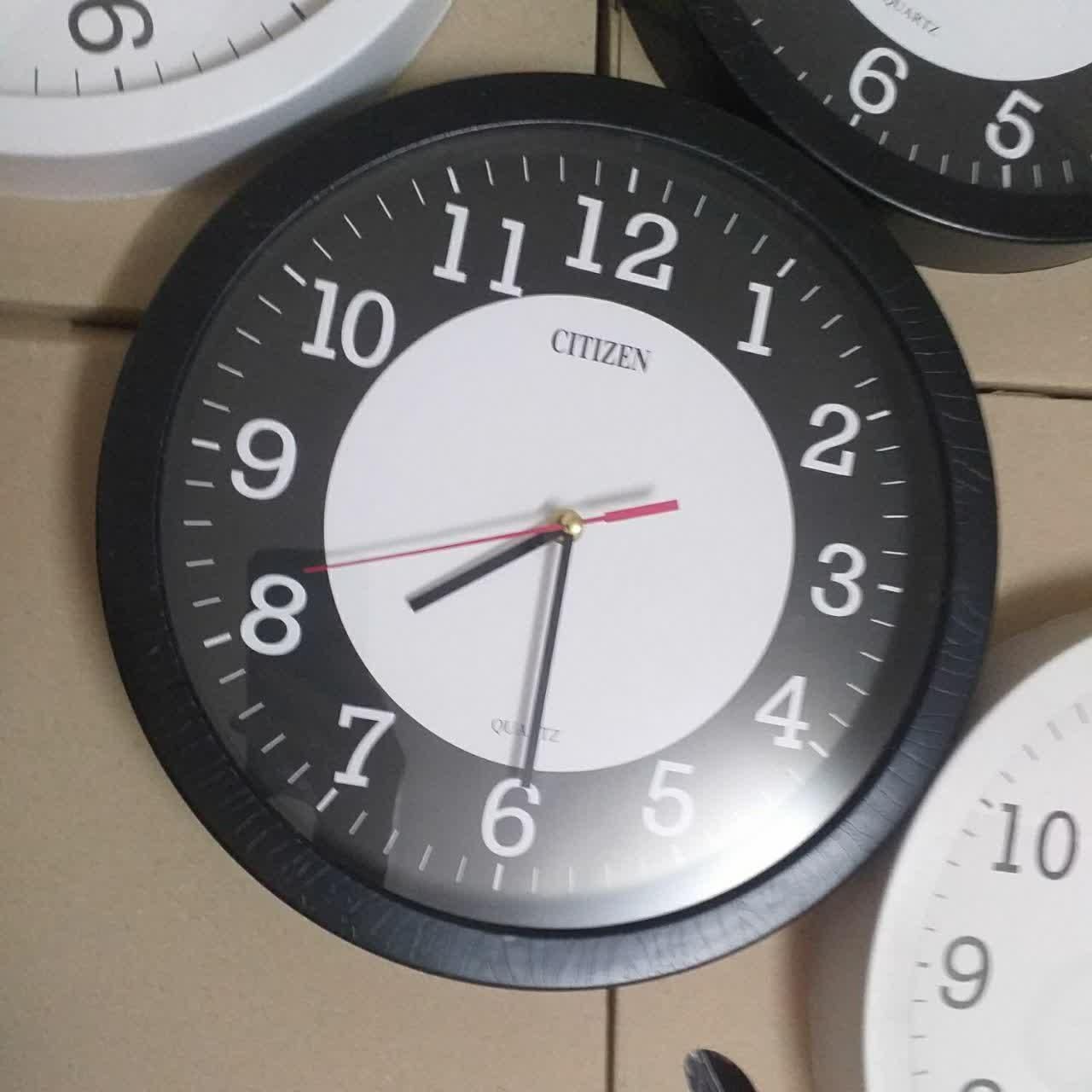 تعدادی ساعت دیواری نو نو همراه با کارتون|ساعت دیواری و تزئینی|قم, نیروگاه|دیوار