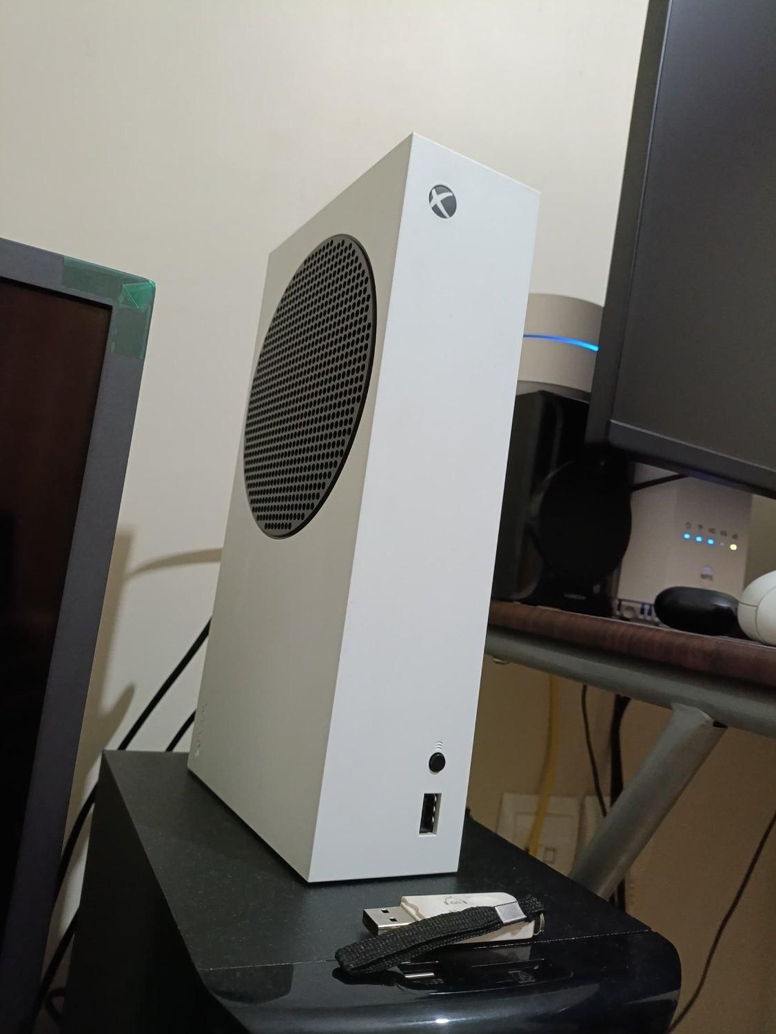 Xbox series s همراه با 3 ماه گیم پس التیمیت|کنسول، بازی ویدئویی و آنلاین|تهران, جی|دیوار