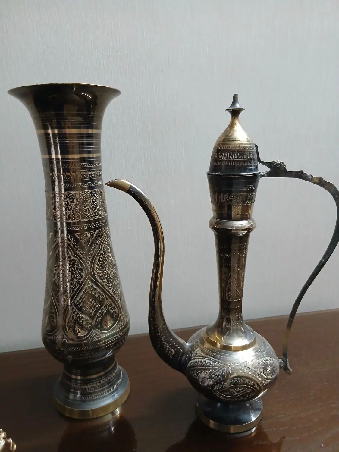 گلدان و گلاب پاش برنجی. چرخ گوشت ناسیونال|کلکسیون اشیاء عتیقه|مشهد, عامل|دیوار