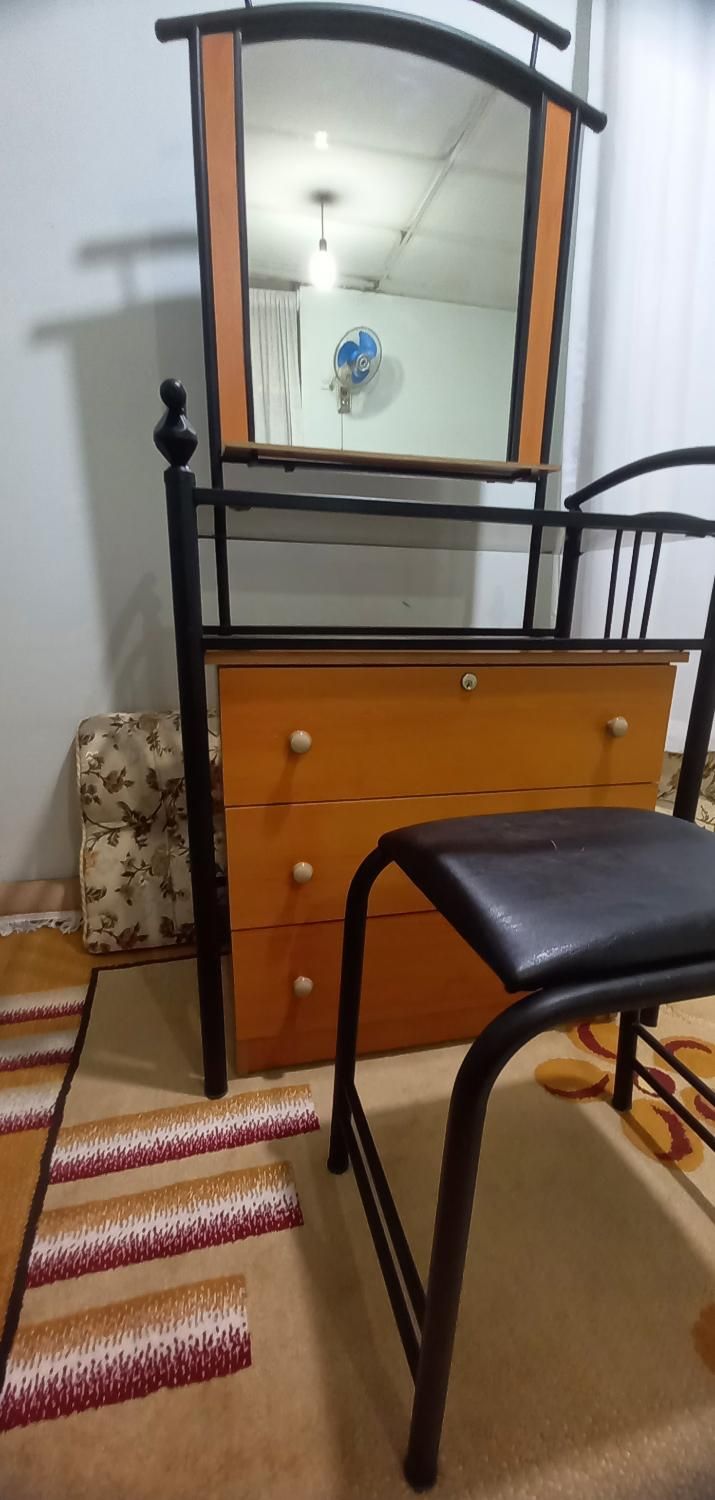 تخت و میز آرایش|تخت و سرویس خواب|دوگنبدان, |دیوار