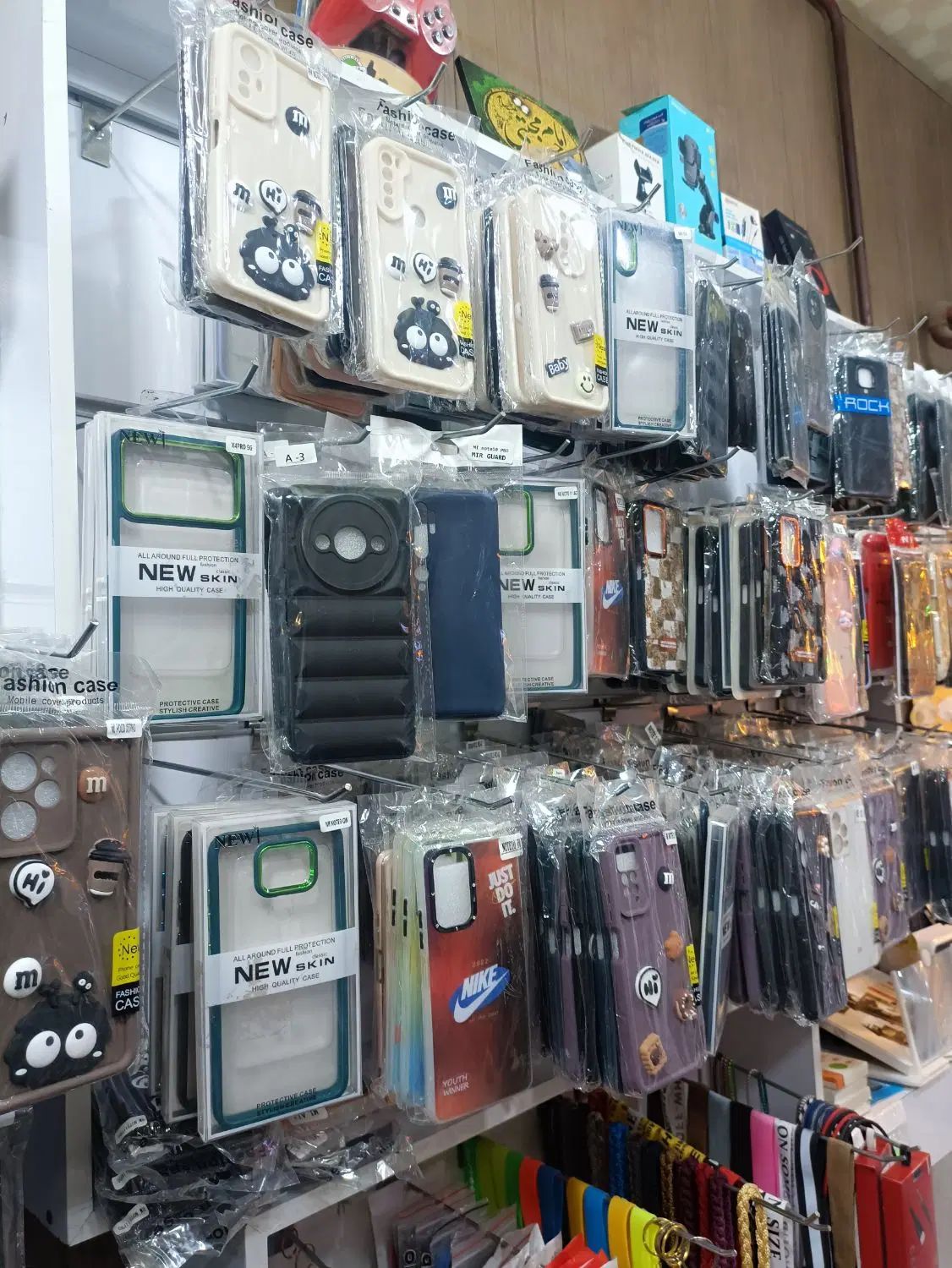 میز و ویترین موبایل‌فروشی شیک و تمیز، قیمت مناسب|حراج|مشهد, توس (بلوار توس)|دیوار