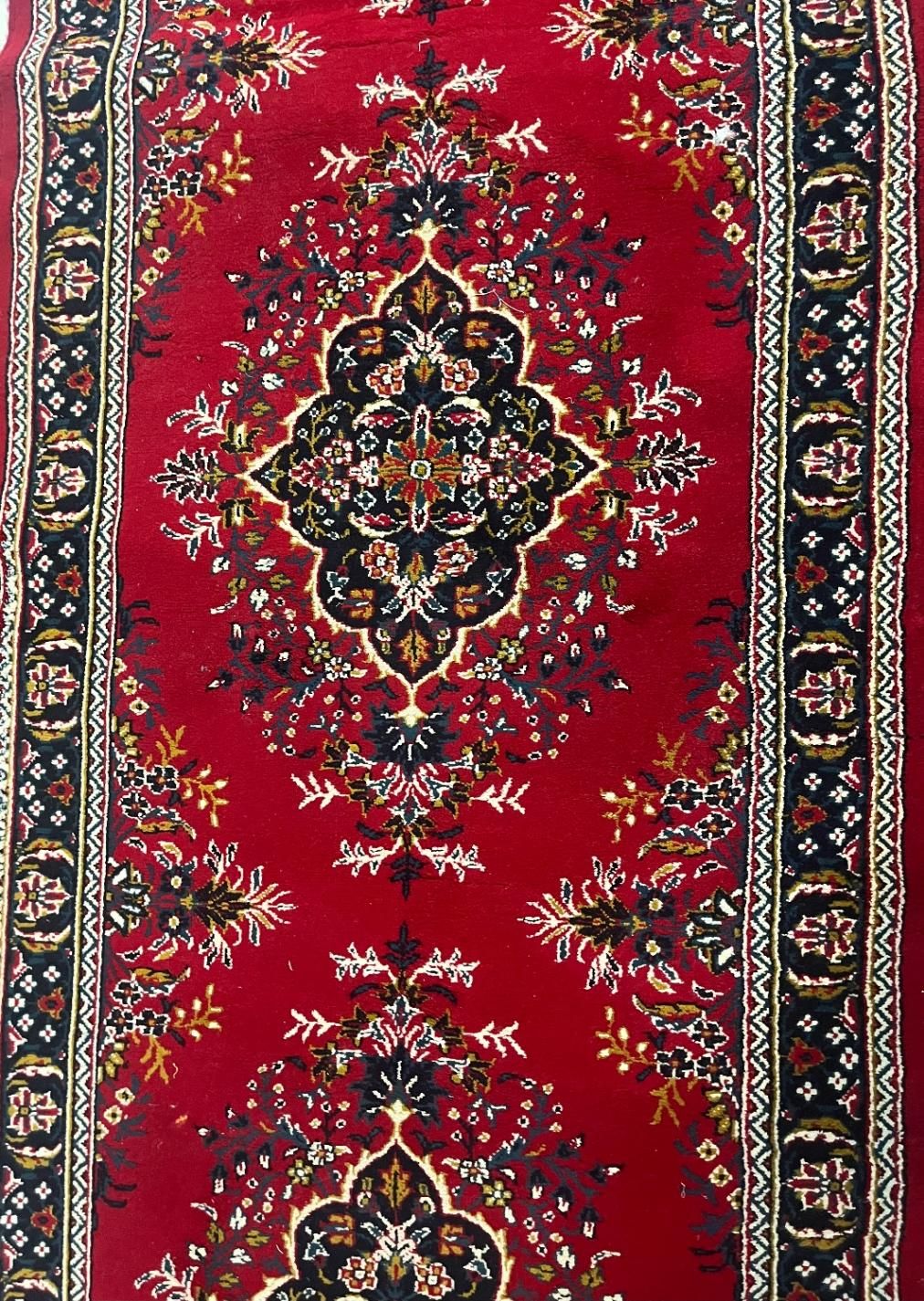 فروش فرش کناره قرمز خاص و تمیز|فرش|قم, آزادگان|دیوار