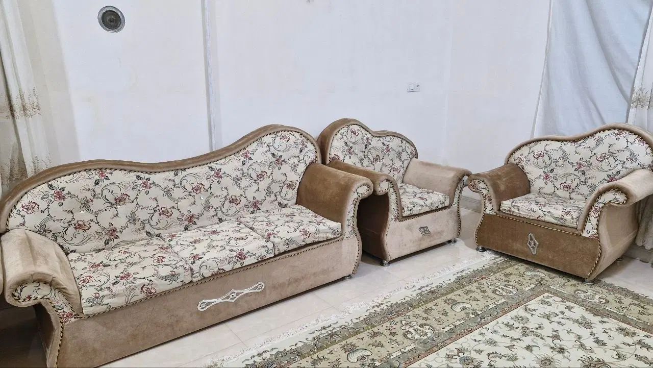 مبل کاملا تمیز و بدون کوچکترین لک و کثیفی در حد نو|مبلمان خانگی و میز عسلی|اسفراین, |دیوار