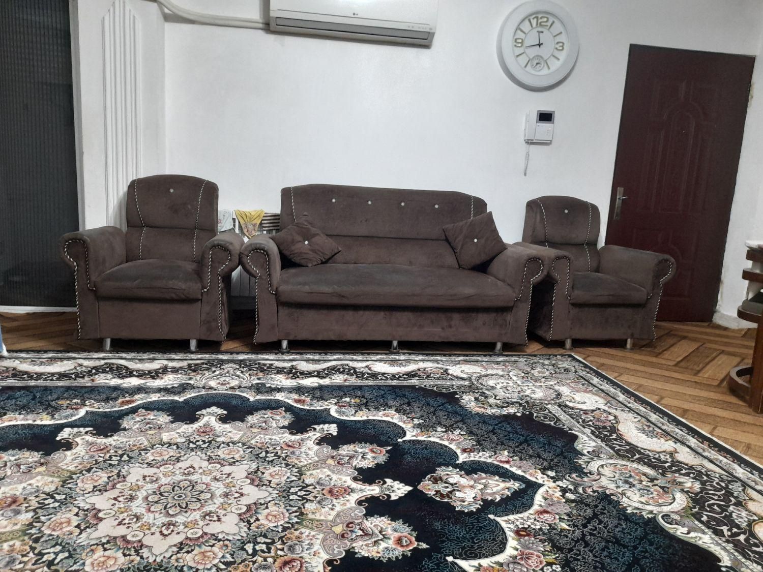 مبل راحتی مخمل کاملا سالم بدون چال در رفتگی|مبلمان خانگی و میز عسلی|خمام, |دیوار