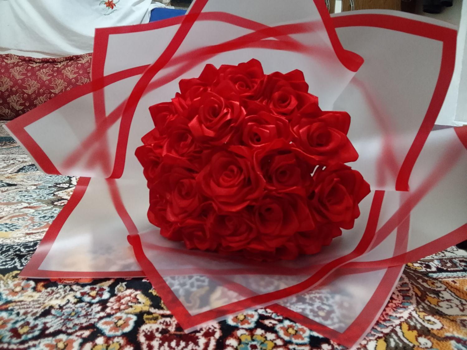 گل رز روبانی قرمز اکلیلی (مخصوص مناسبت ها)|گل مصنوعی|تایباد, |دیوار