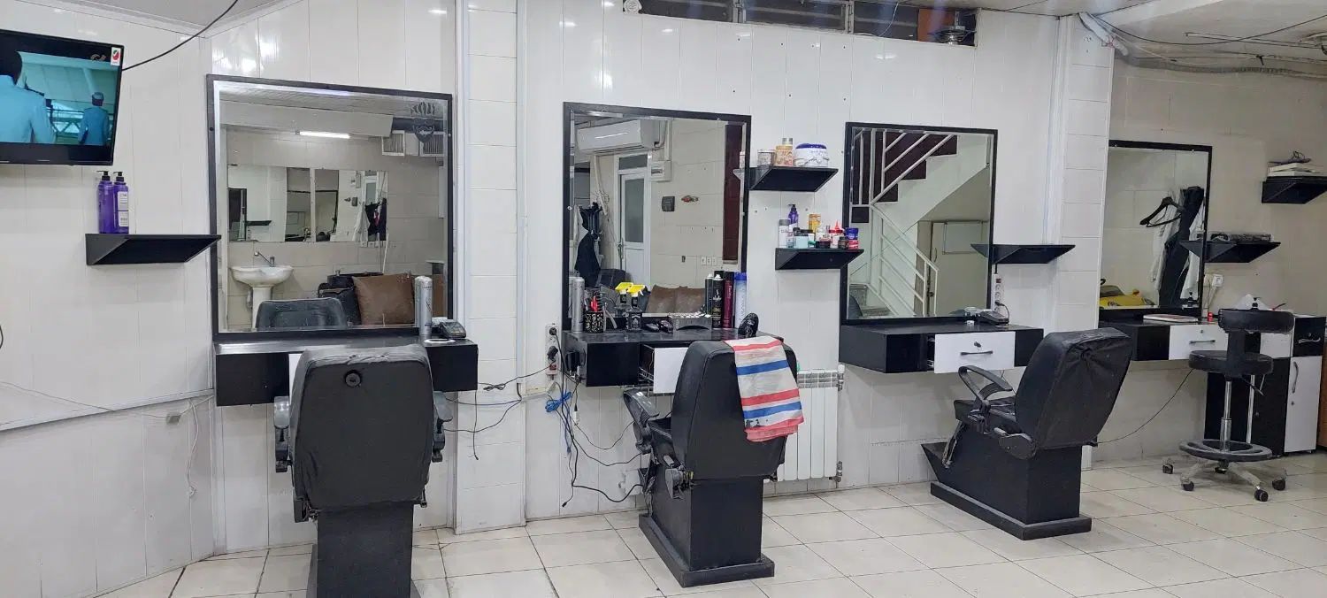 تعدادی دکور و سرشور و صندلی و تخت ماساژ و مبلمان|آرایشگاه و سالن‌های زیبایی|شیراز, باغ تخت|دیوار