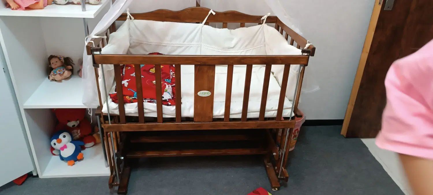 گهواره چوبی کنار مادر|تخت و صندلی بچه|اصفهان, بهارستان|دیوار
