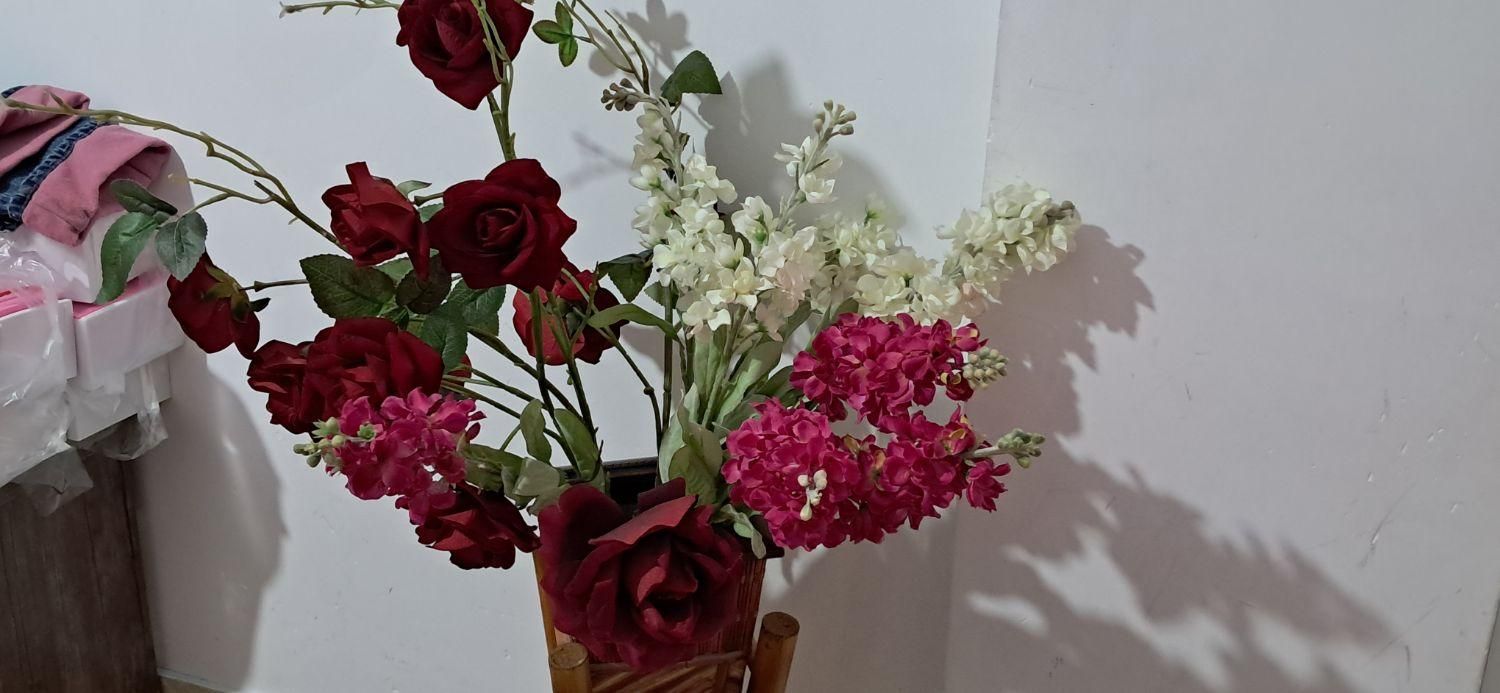 گلدان بامبو به همراه ۱۰ شاخه گل مصنوعی|گل مصنوعی|لاهیجان, کوی آزادگان|دیوار
