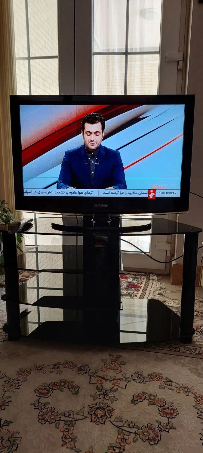 تلویزیون ۳۲ اینچ سامسونگ به همراه میز شیشه ای|تلویزیون و پروژکتور|شهرضا, |دیوار