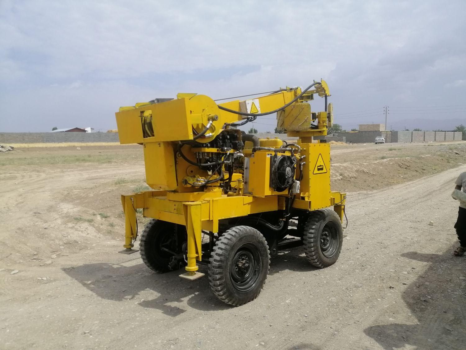 دستگاه چاه کن. حفر چاه فاضلاب با دستگاه حفاری|خدمات پیشه و مهارت|مشهد, امیریه|دیوار